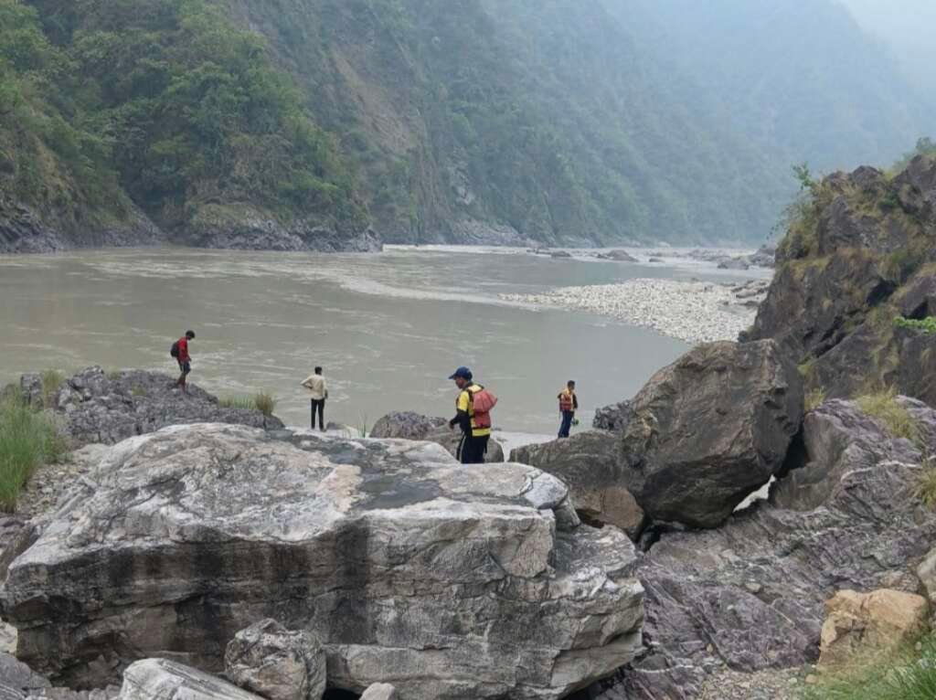 टिहरी के सिंघटाली क्षेत्र में गंगा नदी में लापता दो युवकों की तलाश के लिए सर्च अभियान चलाती SDRF की रेस्क्यू टीम।
