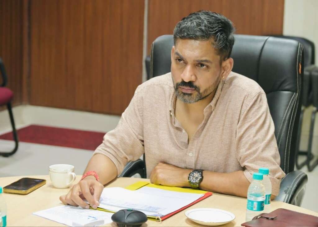 मानसून तैयारियों की समीक्षा बैठक के दौरान अधिकारियों को निर्देश देते डीएम डॉ. आशीष चौहान।