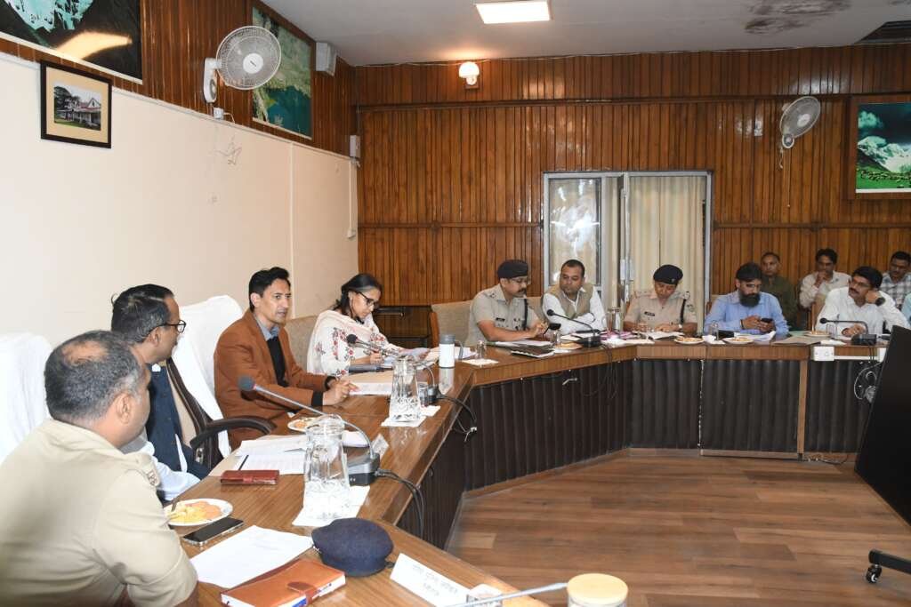 नैनीताल में यातायात व्यवस्था पर समीक्षा बैठक करते मंडलायुक्त दीपक रावत।