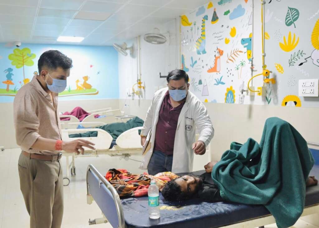 देहरादून कोरोनेशन अस्पताल में औचक निरीक्षण के दौरान डीएम आईसीयू वार्ड का निरीक्षण करते हुए, अस्पताल में गंदगी और अव्यवस्था दिखाई दे रही है।