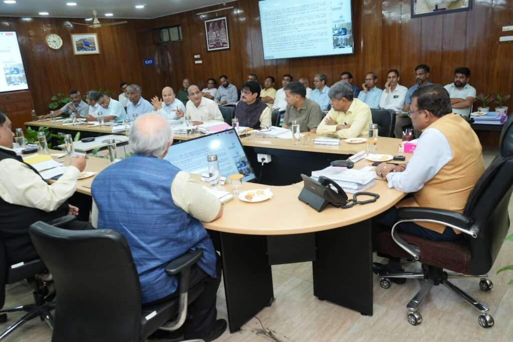 देहरादून में यूजेवीएन लिमिटेड की निदेशक मंडल की बैठक के दौरान मुख्य सचिव आनंद बर्द्धन एवं अधिकारी।
