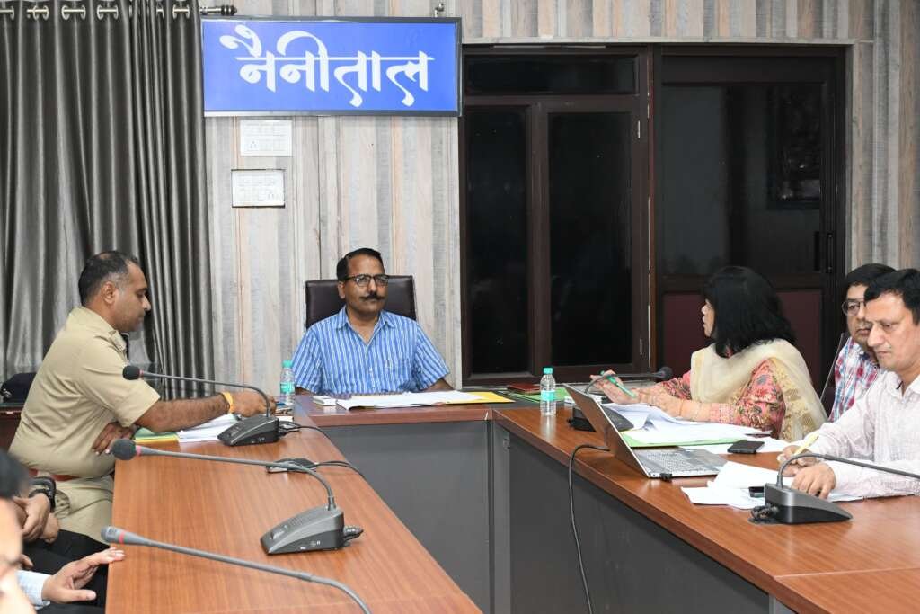 स्वास्थ्य विभाग की समीक्षा बैठक करते डीएम ललित मोहन रयाल।