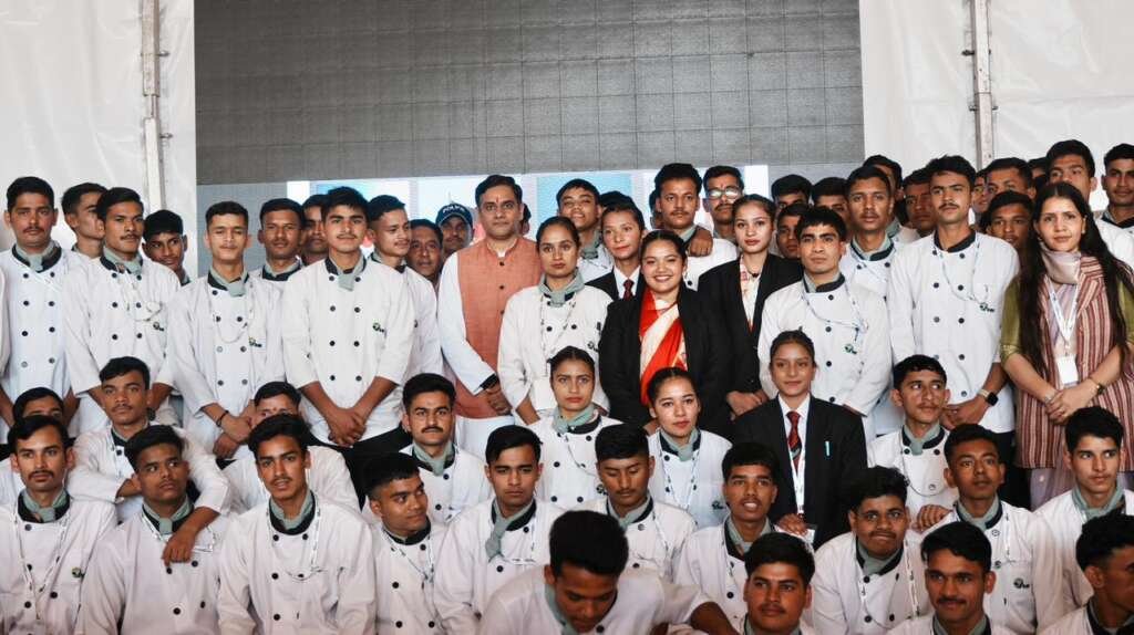उत्तराखंड में कौशल विकास प्रशिक्षण कार्यक्रम के दौरान प्रशिक्षण लेते युवा।