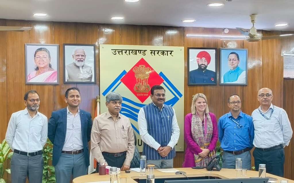 देहरादून सचिवालय में मुख्य सचिव आनंद बर्द्धन UNDP की डिप्टी रेजिडेंट रिप्रेजेंटेटिव ईजाबेल (Ms. Isabelle Tschan) और अधिकारियों के साथ कौशल विकास, कार्बन क्रेडिट, डिजिटल सिस्टम एवं तकनीकी सहयोग पर बैठक करते हुए।