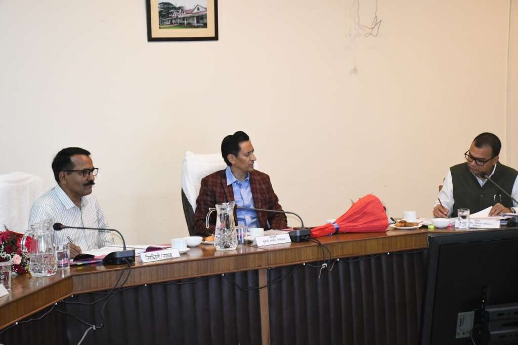 नैनीताल में जिला विकास प्राधिकरण बोर्ड की बैठक के दौरान कुमाऊं आयुक्त दीपक रावत अधिकारियों के साथ अवैध होमस्टे, पॉकेट पार्किंग, भवन निर्माण और जनसुविधाओं से जुड़े प्रस्तावों की समीक्षा करते हुए।