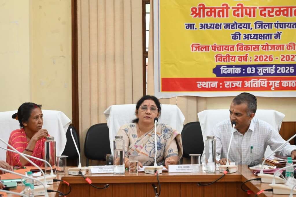 काठगोदाम सर्किट हाउस सभागार में आयोजित जिला पंचायत नैनीताल की बोर्ड बैठक में अध्यक्ष दीपा दरम्वाल, जिला पंचायत सदस्य और अधिकारी वित्तीय वर्ष 2026-27 के बजट एवं विभिन्न विकास प्रस्तावों पर चर्चा करते हुए।