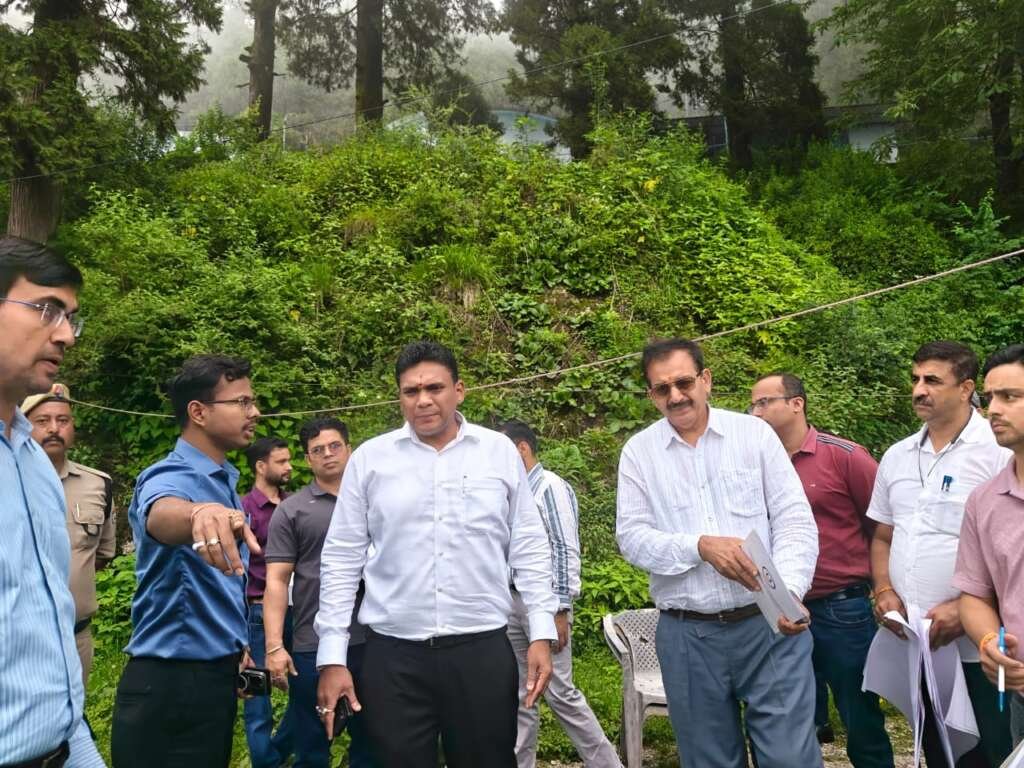 मसूरी में प्रस्तावित मेट्रो रोपवे परियोजना के तहत लाइब्रेरी चौक और लाल टिब्बा क्षेत्र का निरीक्षण करते सचिव आवास डॉ. आर. राजेश कुमार तथा संबंधित विभागों के अधिकारी।