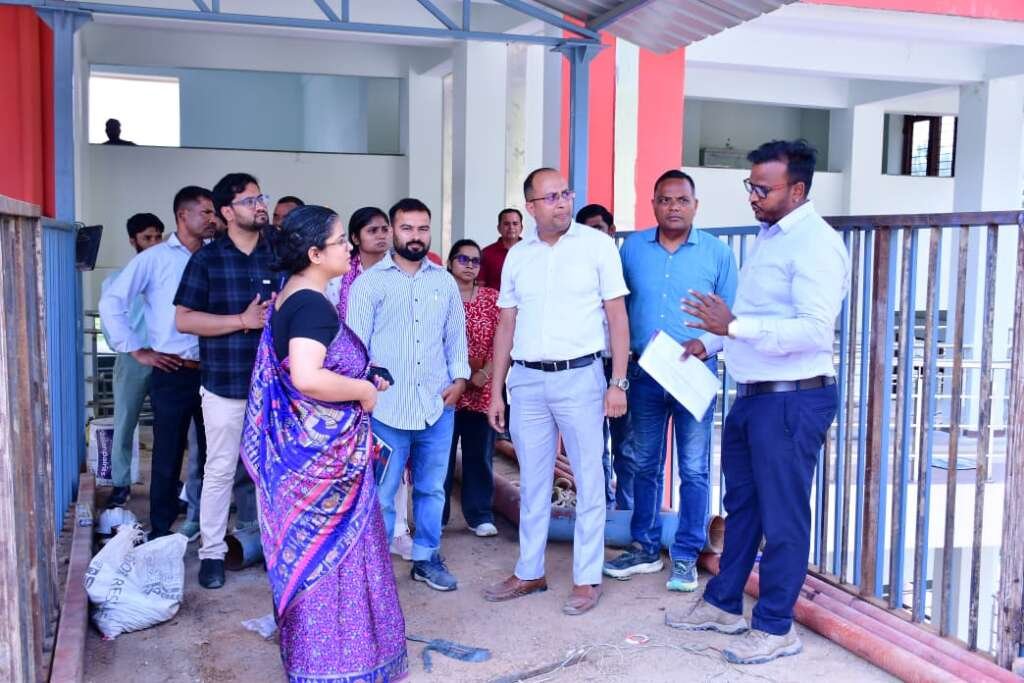 बागेश्वर में निर्माणाधीन केंद्रीय विद्यालय भवन का निरीक्षण करतीं जिलाधिकारी अपूर्वा पाण्डे।