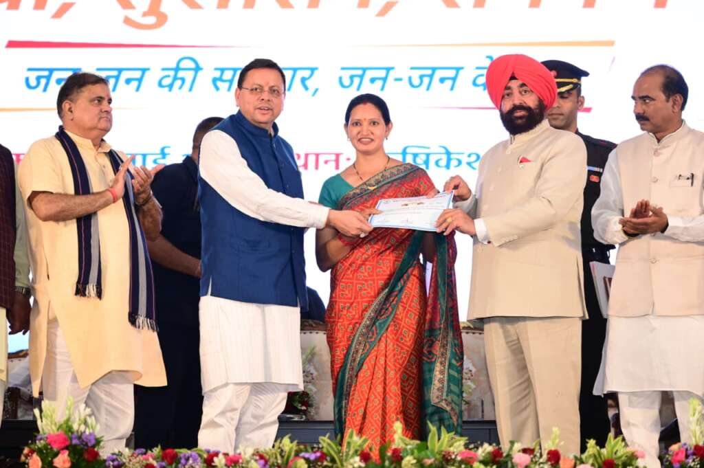 ऋषिकेश के सेवा पखवाड़ा कार्यक्रम में राज्यपाल लेफ्टिनेंट जनरल गुरमीत सिंह (सेनि) और मुख्यमंत्री पुष्कर सिंह धामी मंच से लाभार्थियों को सम्मानित करते हुए।