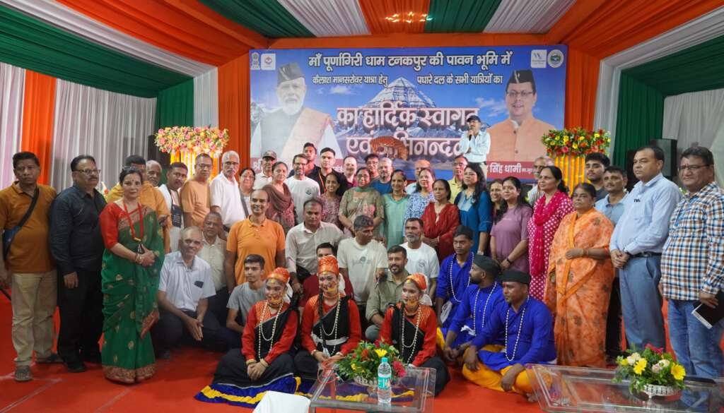 कैलाश मानसरोवर यात्रियों का पहला दल टनकपुर पहुंचा।