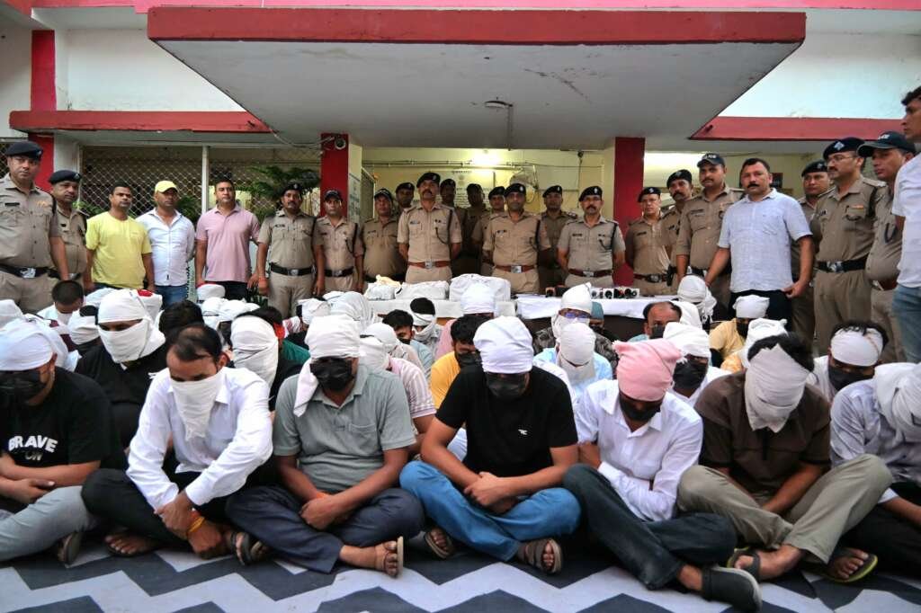रामनगर सेक्स रैकेट मामले में गिरफ्तार आरोपी पुलिस हिरासत में।