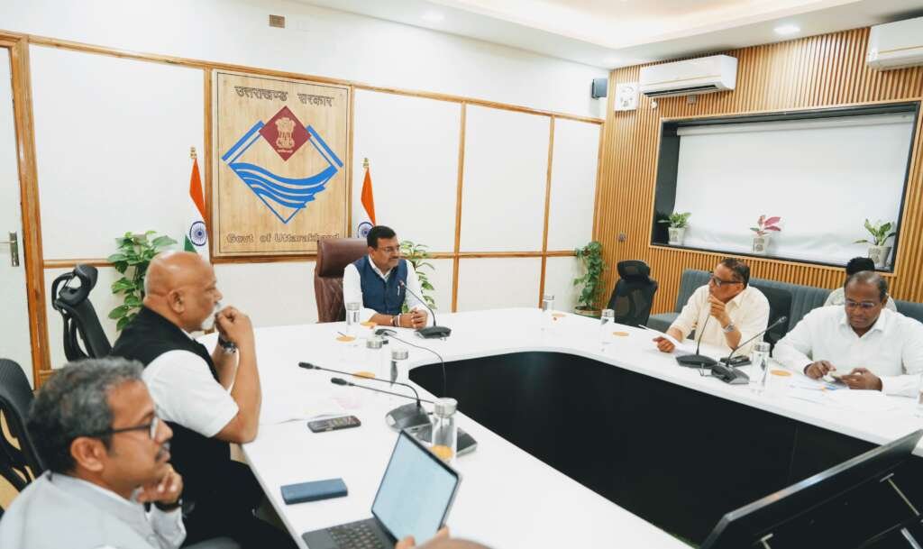 सचिवालय में नाबार्ड की उच्च स्तरीय समिति की बैठक की अध्यक्षता करते मुख्य सचिव आनन्द बर्द्धन।