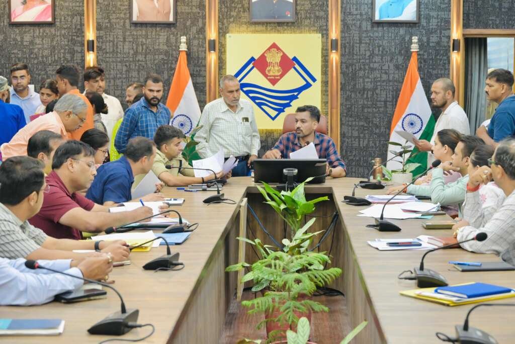 देहरादून कलेक्ट्रेट में आयोजित समाधान दिवस में जन शिकायतें सुनते डीएम डॉ. आशीष चौहान।