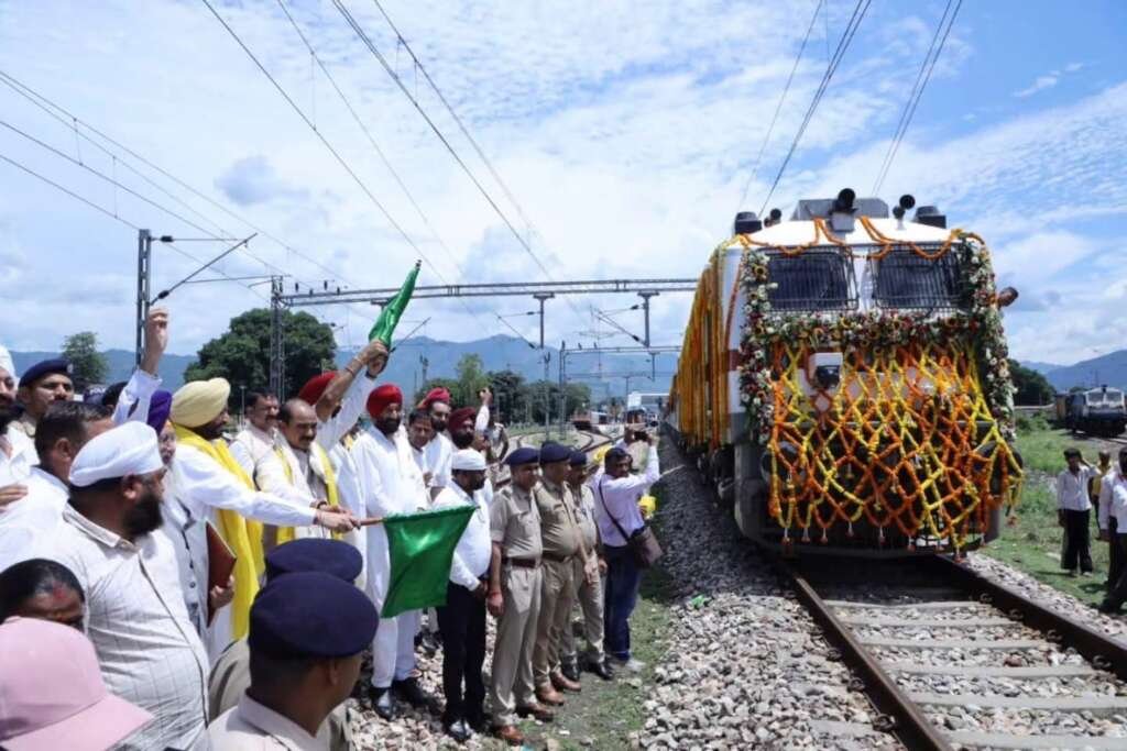 नई रेल सेवाओं के शुभारंभ का दृश्य
