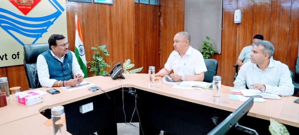 देहरादून सचिवालय में मुख्य सचिव आनंद बर्द्धन केदारनाथ पुनर्निर्माण और बदरीनाथ मास्टर प्लान कार्यों की समीक्षा बैठक करते हुए।