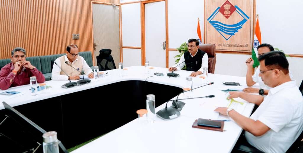 देहरादून सचिवालय से वीडियो कॉन्फ्रेंसिंग के माध्यम से जिलाधिकारियों के साथ बैठक करते मुख्य सचिव आनंद बर्द्धन।