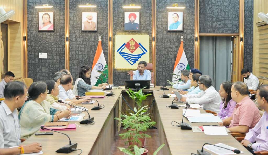देहरादून में कांवड़ मेला-2026 की तैयारियों की समीक्षा करते जिलाधिकारी डॉ. आशीष चौहान।