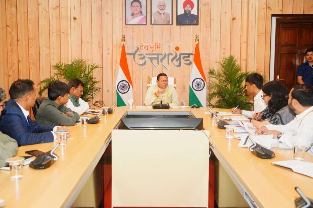 मुख्यमंत्री पुष्कर सिंह धामी देहरादून में मुख्यमंत्री आवास पर नीति आयोग की टीम के साथ बैठक करते हुए।