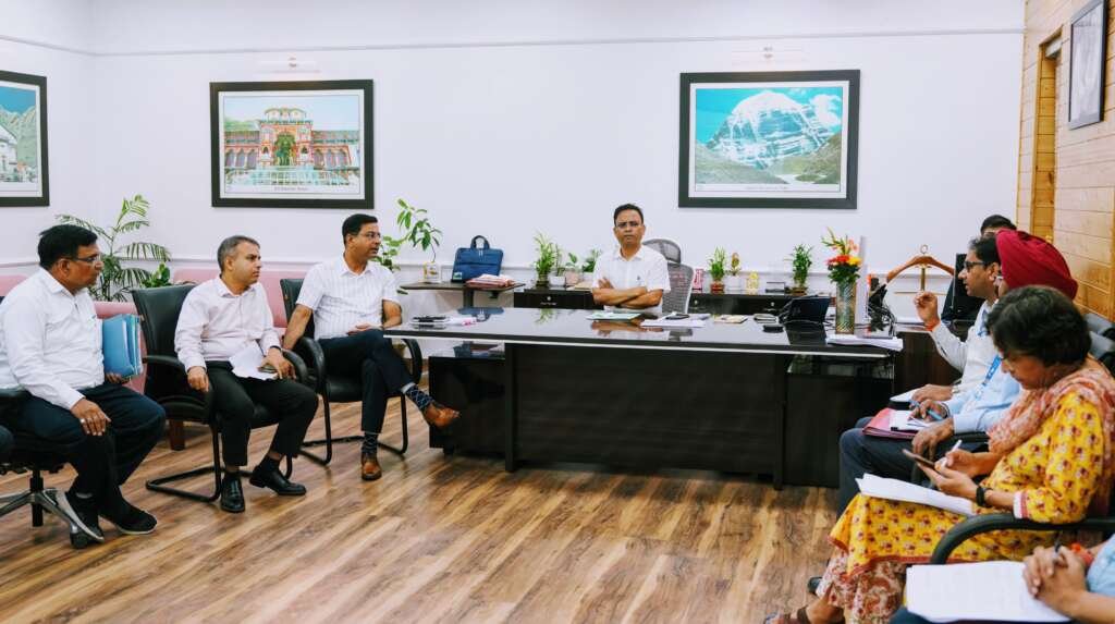 चारधाम परियोजना की समीक्षा बैठक की अध्यक्षता करते प्रमुख सचिव रमेश कुमार सुधांशु।
