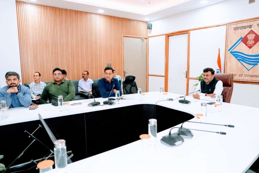 परेड ग्राउंड अंडरग्राउंड पार्किंग परियोजना की समीक्षा करते मुख्य सचिव आनन्द बर्द्धन।