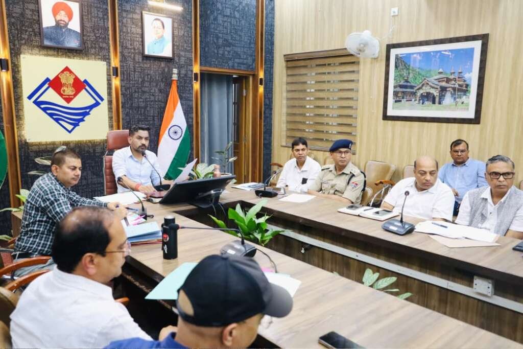 मानसून तैयारियों की समीक्षा बैठक करते डीएम डॉ. आशीष चौहान।