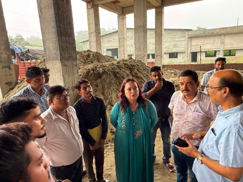 लालकुआं आंचल दुग्ध संघ का निरीक्षण करते डेयरी विकास निदेशक ईलागिरी और निर्माणाधीन दुग्ध प्रसंस्करण प्लांट।