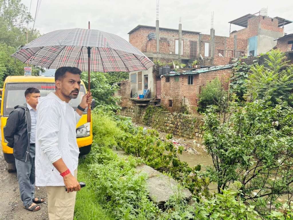 देहरादून में भारी बारिश के बीच सहस्रधारा क्षेत्र का निरीक्षण करते जिलाधिकारी डॉ. आशीष चौहान।