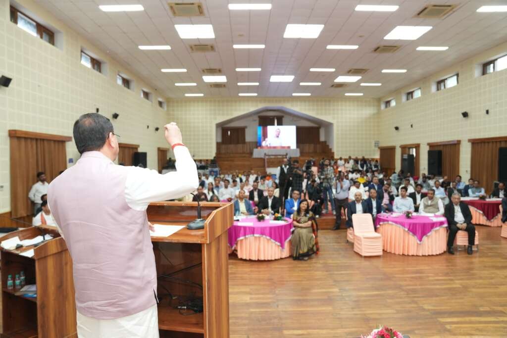 मुख्यमंत्री पुष्कर सिंह धामी उत्तराखंड सीएसआर डायलॉग कार्यक्रम में उद्योग जगत के प्रतिनिधियों को संबोधित करते हुए।