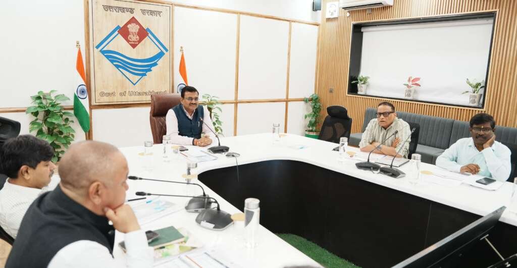 मुख्य सचिव आनंद बर्द्धन टिहरी लेक ग्लोबल डेस्टिनेशन परियोजना की बैठक में।