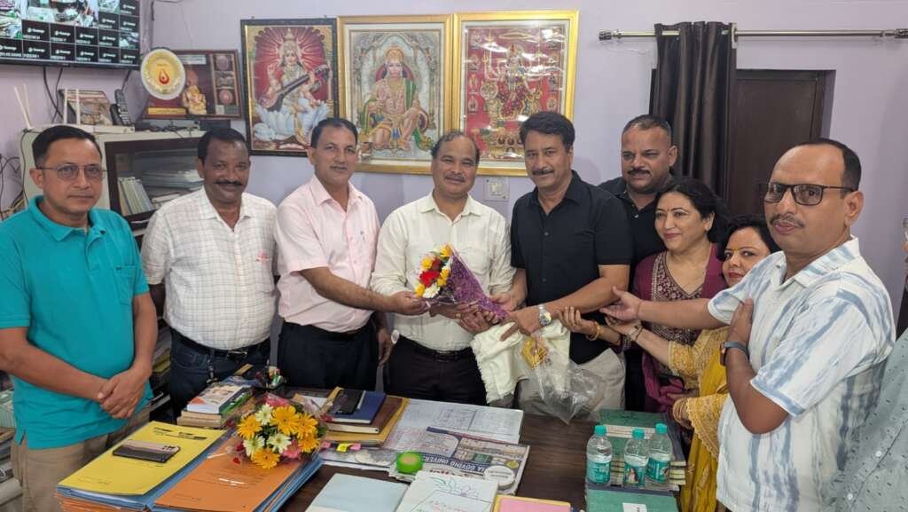 नवनियुक्त मुख्य शिक्षा अधिकारी रणजीत सिंह नेगी का शिक्षक प्रतिनिधिमंडल स्वागत करते हुए।