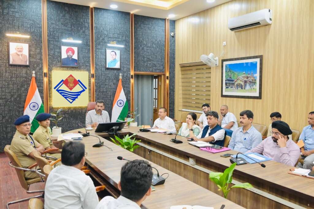 जिलाधिकारी डॉ. आशीष चौहान यातायात एवं पार्किंग व्यवस्था की समीक्षा बैठक करते हुए।