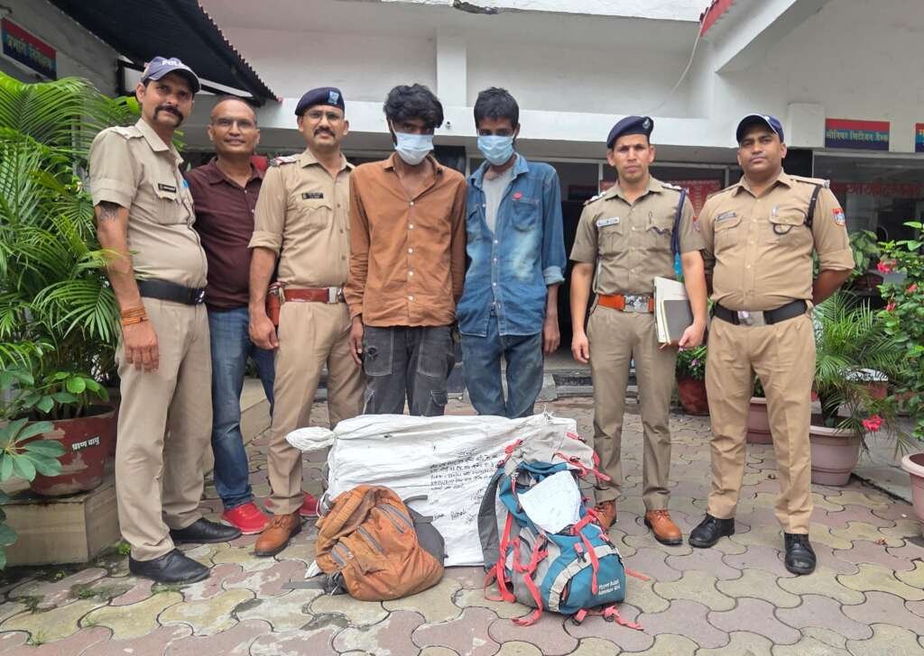 हल्द्वानी पुलिस द्वारा दो चोरी की घटनाओं का खुलासा करने के बाद बरामद सामान के साथ गिरफ्तार आरोपी।