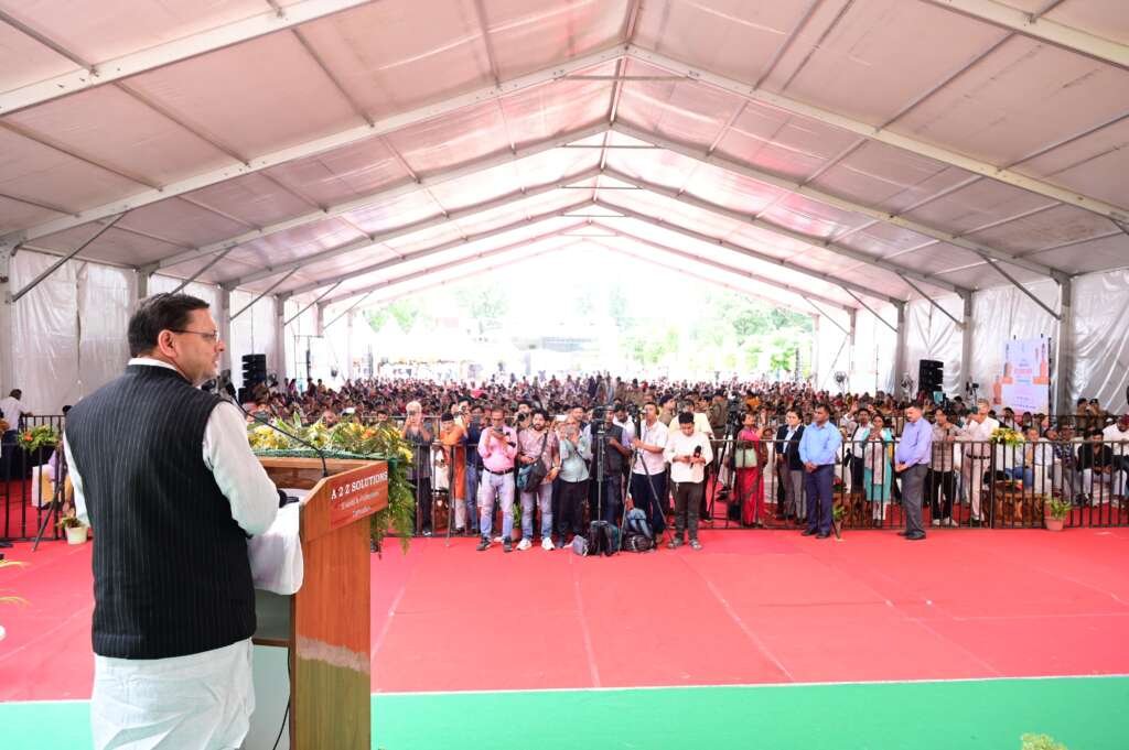 देहरादून के सहसपुर में जनसेवा शिविर के दौरान लोगों को संबोधित करते मुख्यमंत्री पुष्कर सिंह धामी।