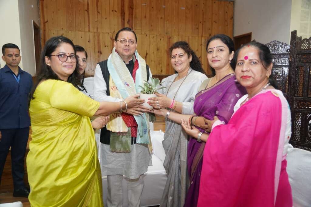 मुख्यमंत्री पुष्कर सिंह धामी को मुख्य सेवक सदन में विभिन्न संगठनों के प्रतिनिधियों ने सर्वाधिक कार्यकाल पूरा करने पर बधाई दी।