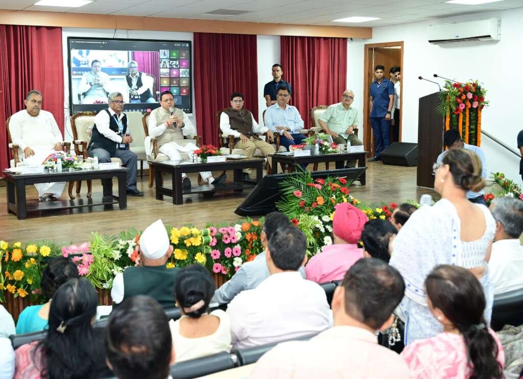 यूकॉस्ट परिसर में देहरादून साइंस सिटी परियोजना का निरीक्षण करते और विज्ञान एवं नवाचार नीति कार्यक्रम को संबोधित करते मुख्यमंत्री पुष्कर सिंह धामी।