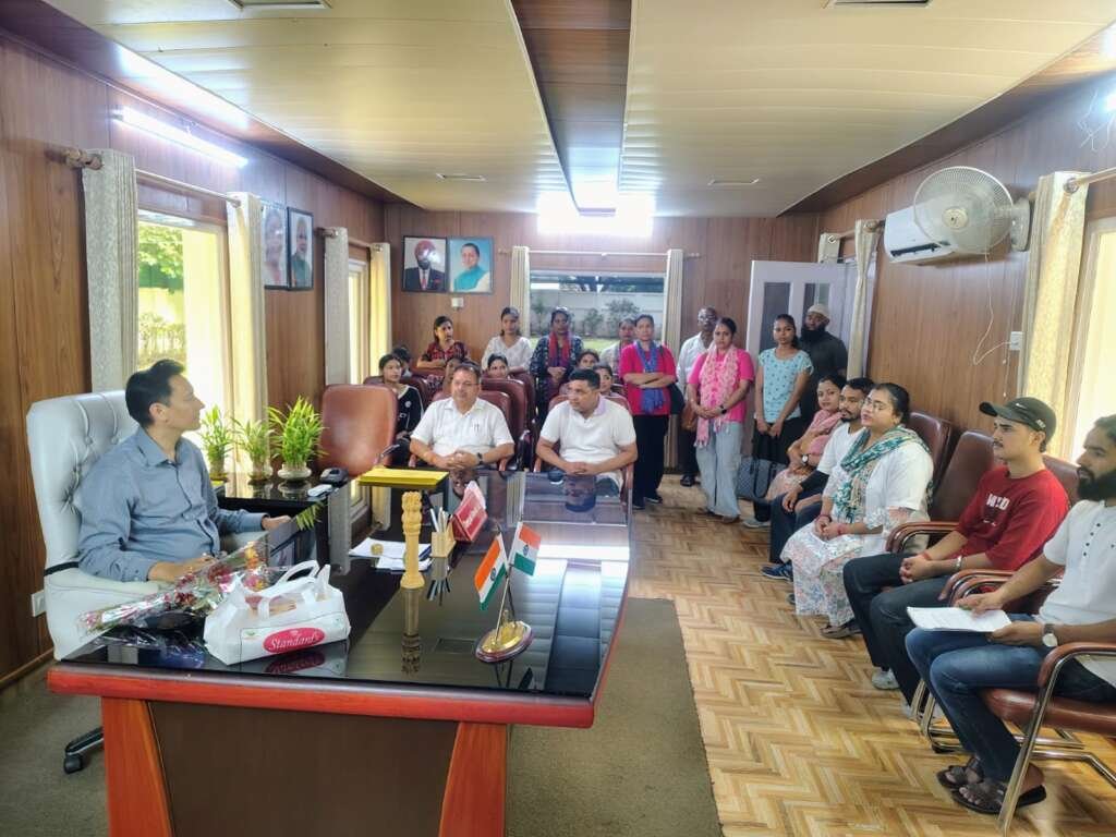 आयुष्मान आरोग्य मंदिर कर्मचारियों के वेतन प्रकरण में निर्देश जारी करते कुमाऊं आयुक्त दीपक रावत।