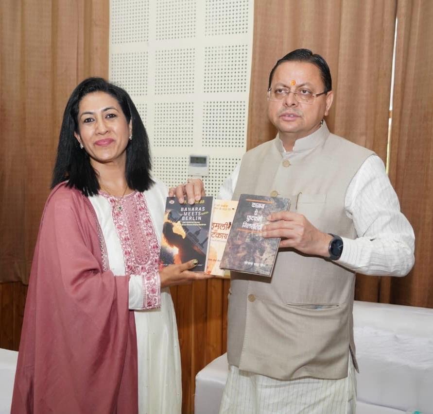 देहरादून में मुख्यमंत्री पुष्कर सिंह धामी से शिष्टाचार भेंट करतीं साहित्यकार डॉ. योजना साह जैन।