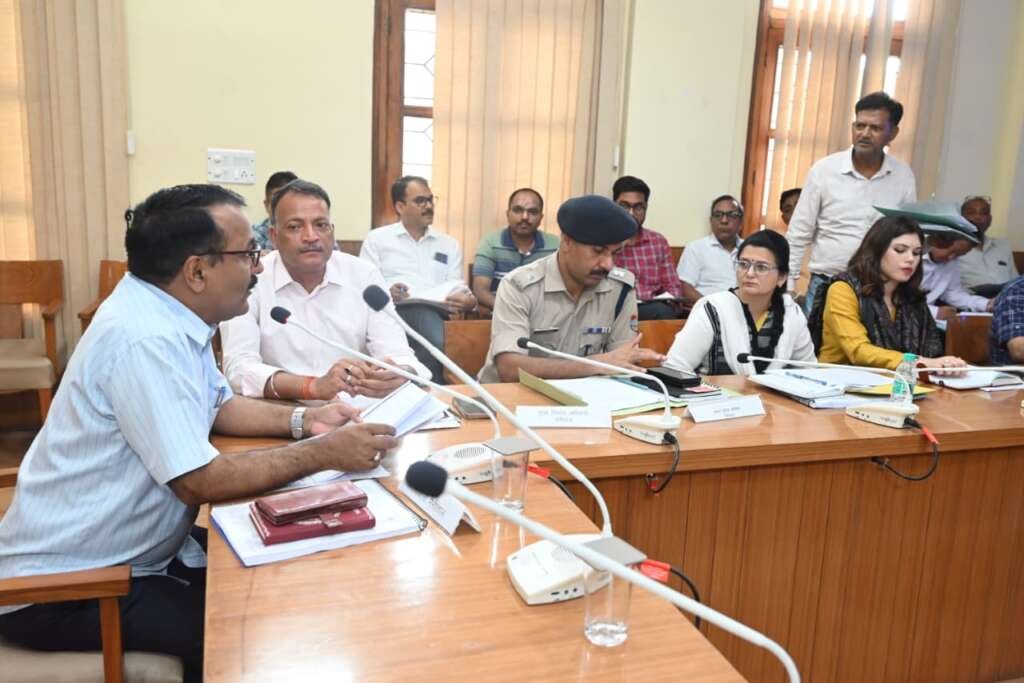 हल्द्वानी सर्किट हाउस में विकास कार्यों एवं जनकल्याणकारी योजनाओं की समीक्षा बैठक लेते जिलाधिकारी ललित मोहन रयाल।