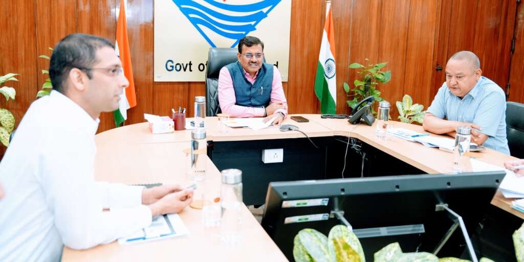 पर्यटन विभाग की समीक्षा बैठक की अध्यक्षता करते मुख्य सचिव आनंद बर्द्धन।