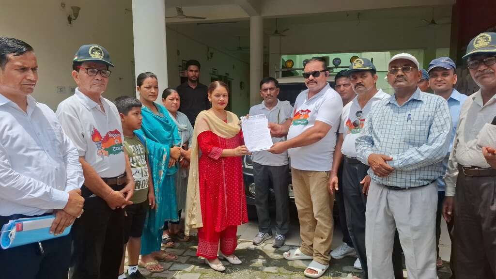 बिंदुखत्ता को राजस्व ग्राम घोषित करने की मांग को लेकर मुख्यमंत्री के नाम ज्ञापन भेजते वनाधिकार समिति के पदाधिकारी।