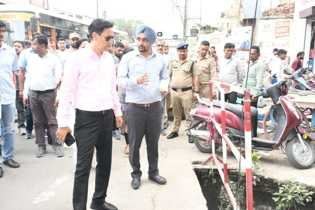कुमाऊं आयुक्त दीपक रावत हल्द्वानी में सड़क एवं ड्रेनेज परियोजनाओं का स्थलीय निरीक्षण करते हुए।