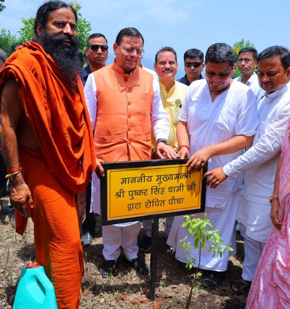 मुख्यमंत्री पुष्कर सिंह धामी हरेला पर्व पर मालाग्राम में पौधरोपण करते हुए।