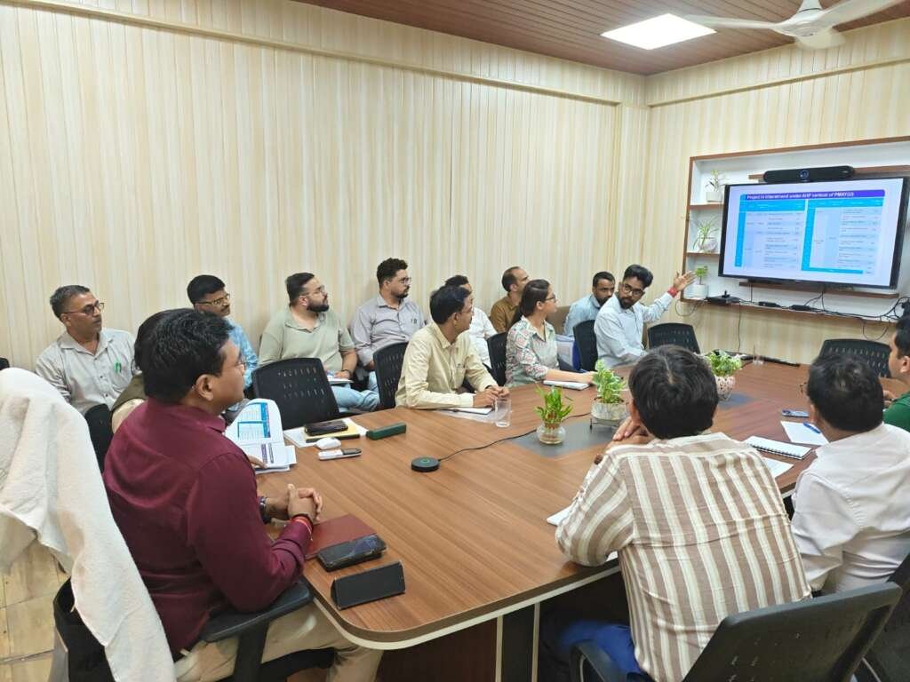 देहरादून में पीएम आवास योजना (शहरी) की समीक्षा बैठक की अध्यक्षता करते सचिव आवास डॉ. आर. राजेश कुमार।