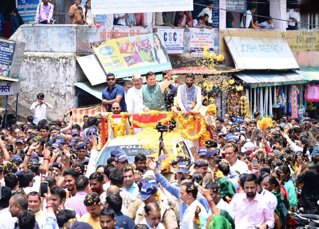 गोपेश्वर में 'जन-जन की सरकार, जन-जन के द्वार' कार्यक्रम के दौरान मुख्यमंत्री पुष्कर सिंह धामी।