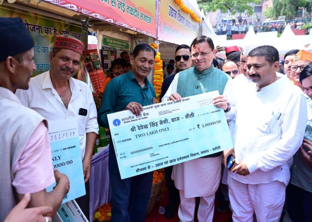 चमोली में जनसंवाद शिविर के दौरान लाभार्थियों को सहायता एवं स्वीकृति पत्र वितरित करते मुख्यमंत्री पुष्कर सिंह धामी।