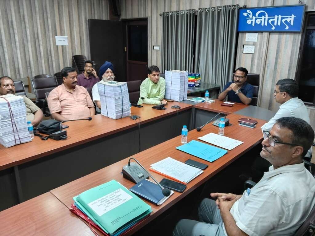 हल्द्वानी में राजनीतिक दलों के प्रतिनिधियों के साथ बैठक करते जिलाधिकारी एवं जिला निर्वाचन अधिकारी ललित मोहन रयाल