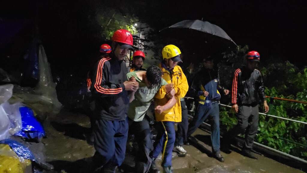 केदारनाथ पैदल मार्ग पर गहरी खाई में गिरे युवक का रेस्क्यू करते एसडीआरएफ उत्तराखंड पुलिस के जवान।