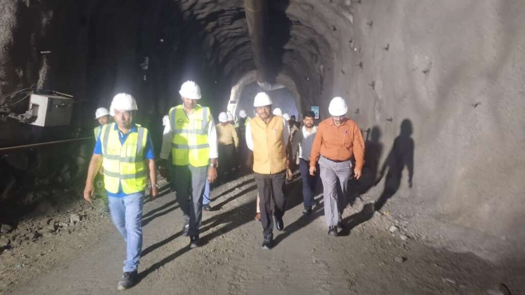 मुख्य सचिव आनंद बर्द्धन लखवाड़ बहुउद्देशीय परियोजना के निर्माण कार्य का स्थलीय निरीक्षण करते हुए।