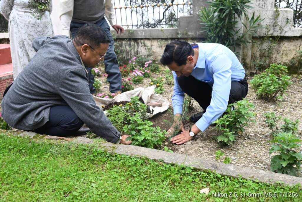 हरेला पर्व 2026 पर नैनीताल में 'एक पेड़ माँ के नाम' अभियान के तहत पौधारोपण करते कुमाऊँ आयुक्त, जिलाधिकारी एवं अन्य अधिकारी।