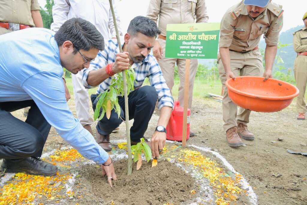 हरेला पर्व 2026 पर देहरादून कलेक्ट्रेट परिसर में जिलाधिकारी डॉ. आशीष चौहान वृक्षारोपण करते हुए।